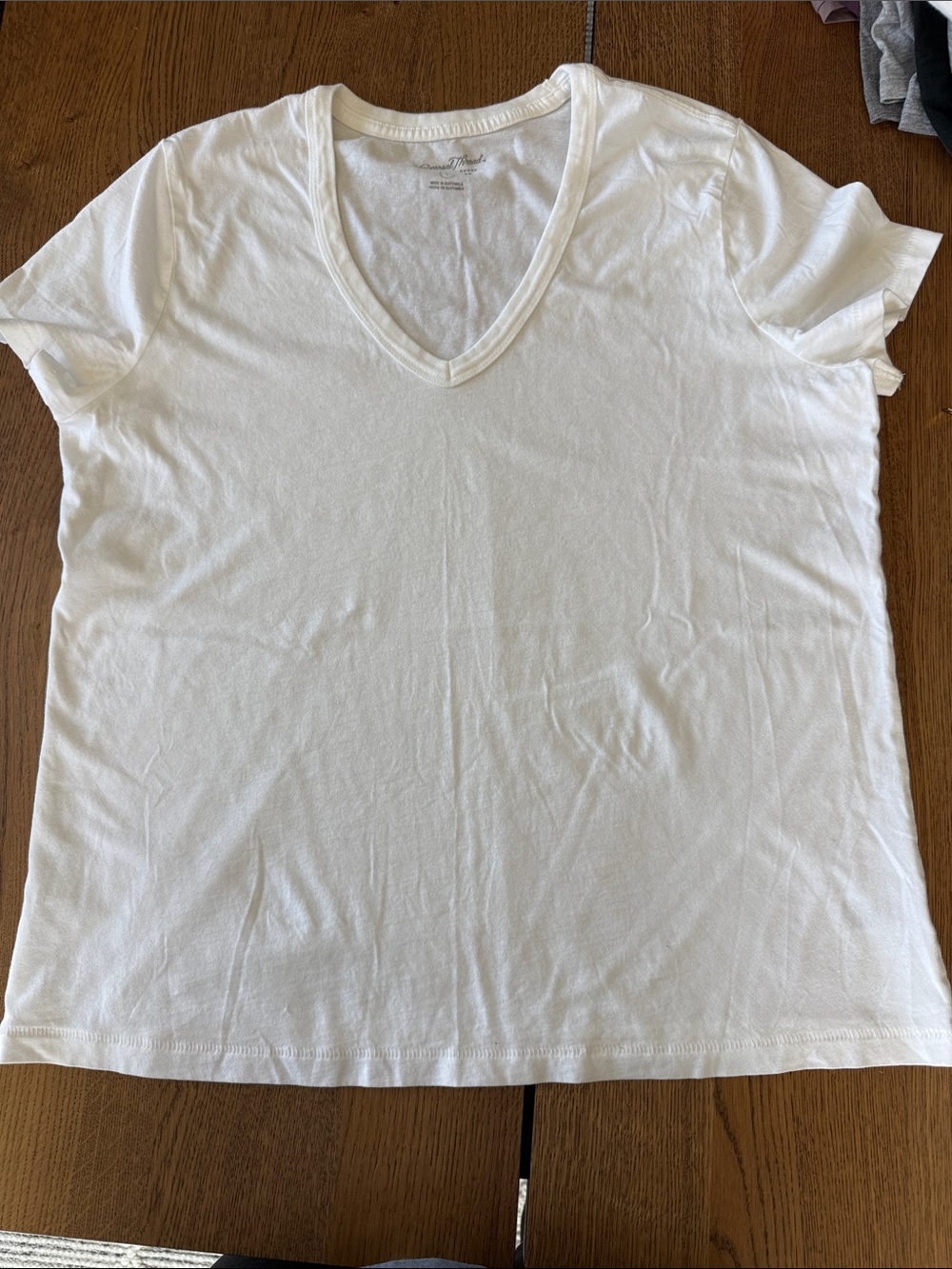 Universal Thread White V-Neck Short Sleeve Tee